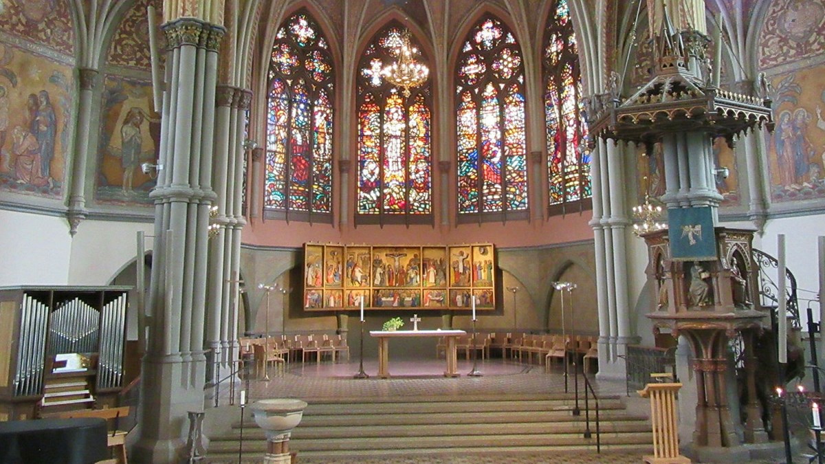 Oscar Fredriks kyrka efter renovering. Bilden är tagen mot koret. Till höger ses predikstolen, till vänster en mindre orgel samt dopfunten. Längst fram syns altarskåpet.