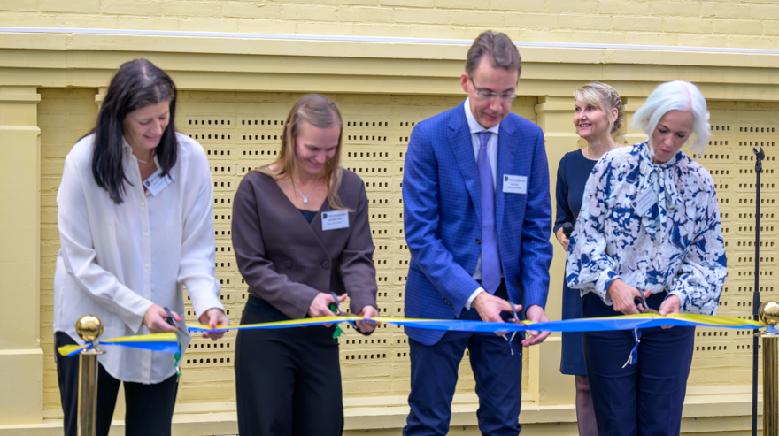 Från vänster: Jeanette Olsson, ordförande i Strategiska hälso- och sjukvårdsnämnden, Henrietta Arwin, direktör för Regionhälsan, Jan Borén, prefekt vid Göteborgs universitet och Acko Ankarberg Johansson, sjukvårdsminister, klipper bandet.