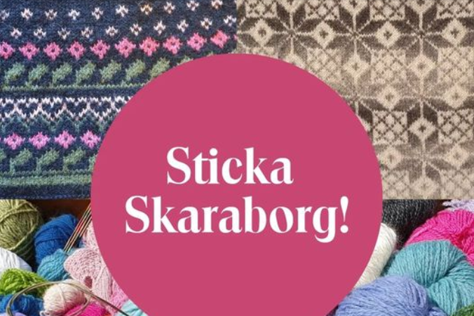 sticka skaraborg med vit text i en rosa cirkel mot en bakgrund av mönsterstickning och garner