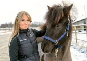 Elev står bredvid islandshäst