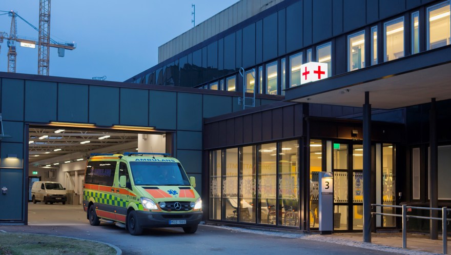 Ambulans utanför akutmottagning