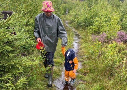 kvinna o barn i regnkläder