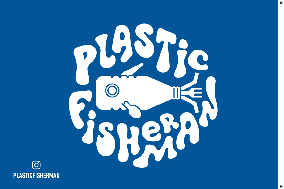 Blå flagga med vit text Plastic Fisherman och en plastfisk