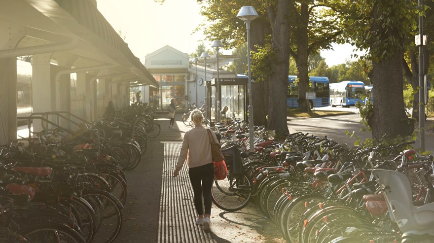 Kvinna som promenerar vid Alingsås resecentrum