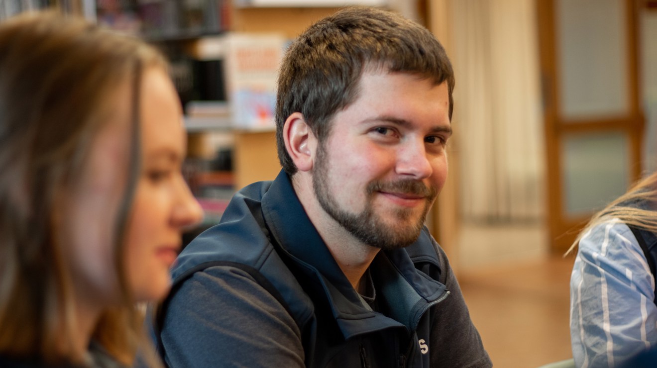 Två elever syns syns i biblioteksmiljö