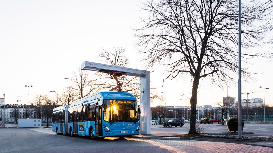 En ledad elbuss från Västtrafik laddas vid ändhållplatsen.