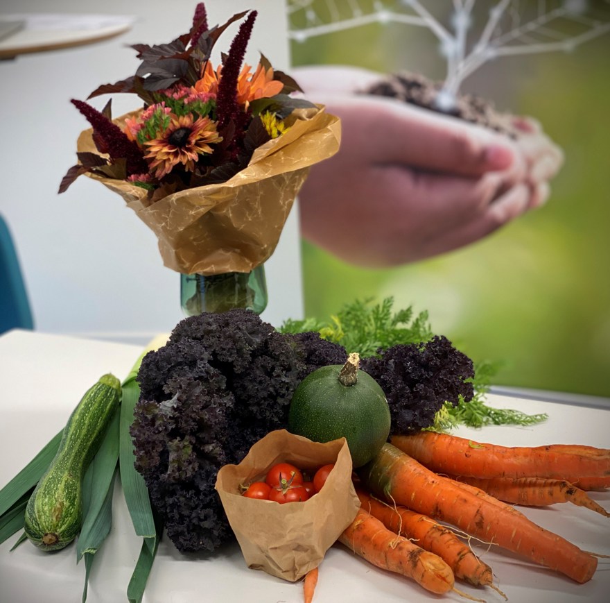 Lokalproducerade grönsaker, rotfrukter och blommor