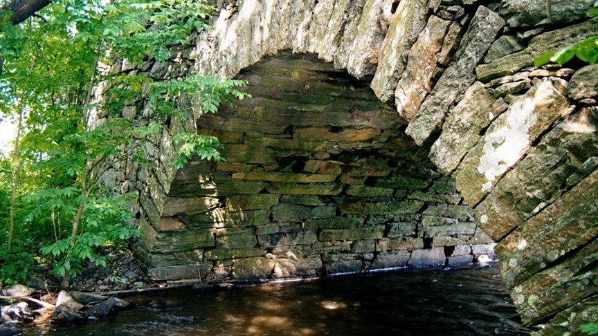 En stenvalvsbro.